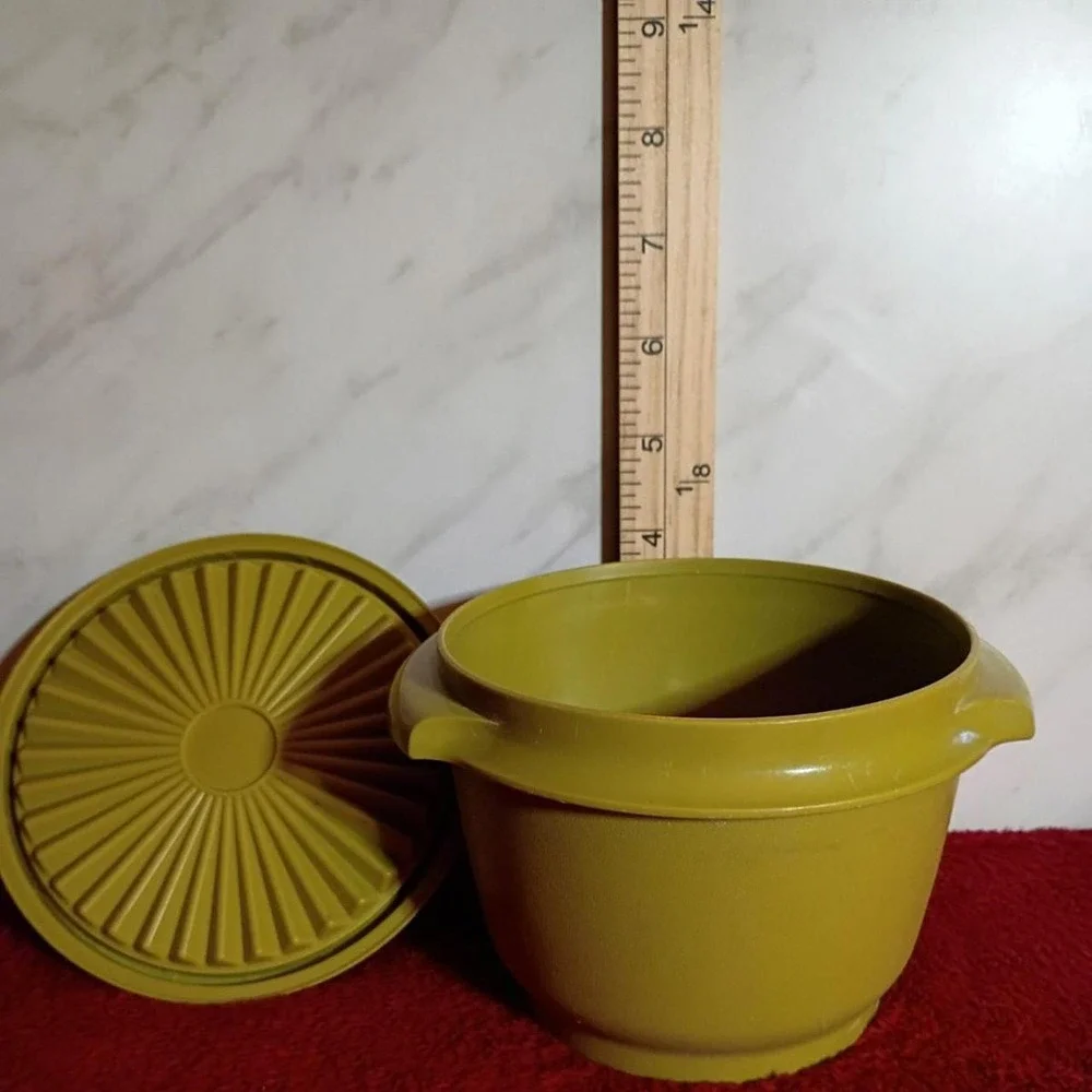 Vintage Tupperware Avocado Green Servalier Bowl with Sunburst Lid 886-22